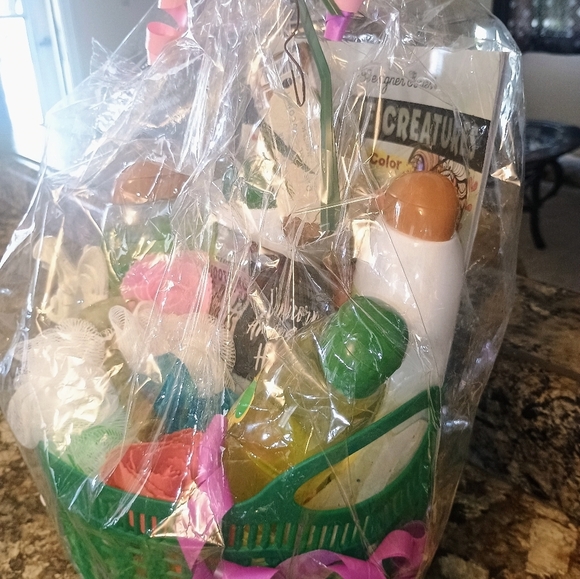 Papaya And Pineapple Women's Custom Gift Basket Pamper Me - Picture 4 of 5